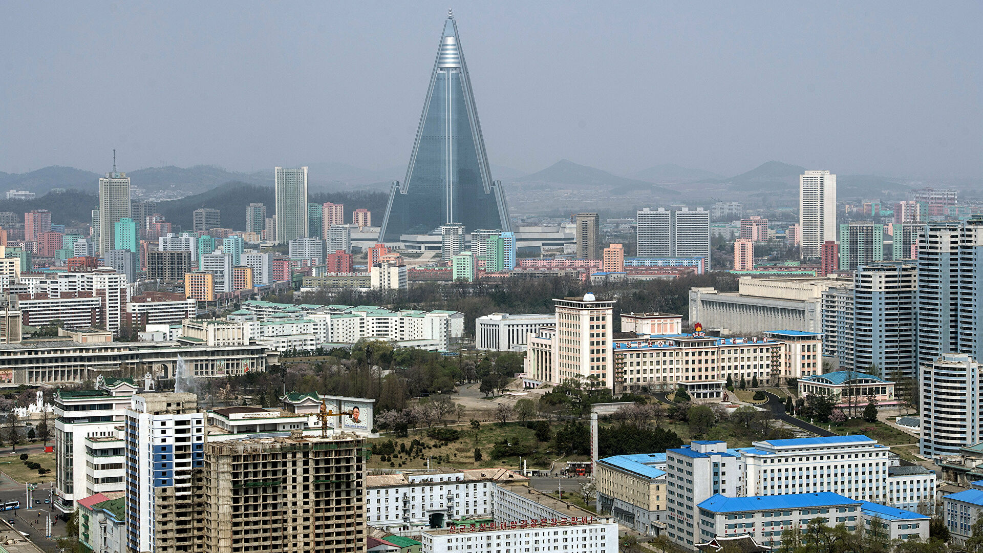 12 иностранных посольств закрылись в КНДР