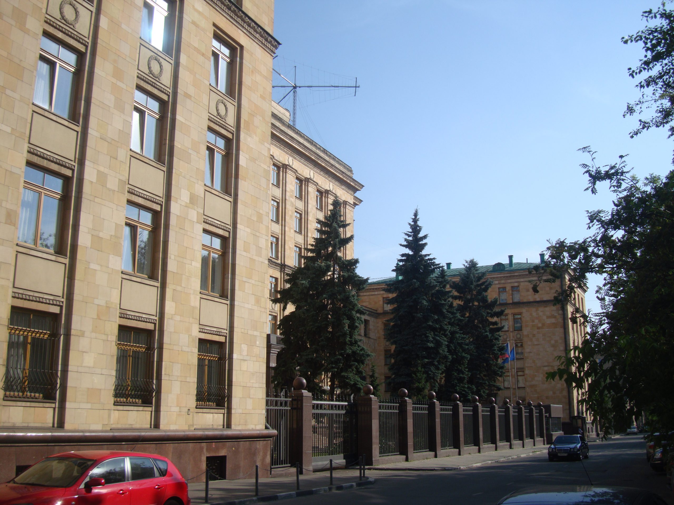 Работа посольства Чехии в России парализована