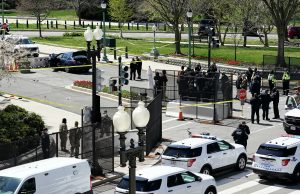 Автомобиль сбил двух полицейских у здания Конгресса: один правоохранитель скончался
