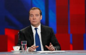 Медведев считает, что переход к 4-дневной рабочей неделе должен быть постепенным
