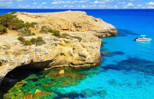Туристы на Кипре смогут покидать отели только по sms