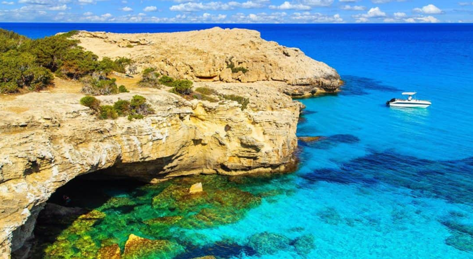 Туристы на Кипре смогут покидать отели только по sms