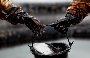 Цены на нефть снижаются на фоне увеличения запасов бензина в США