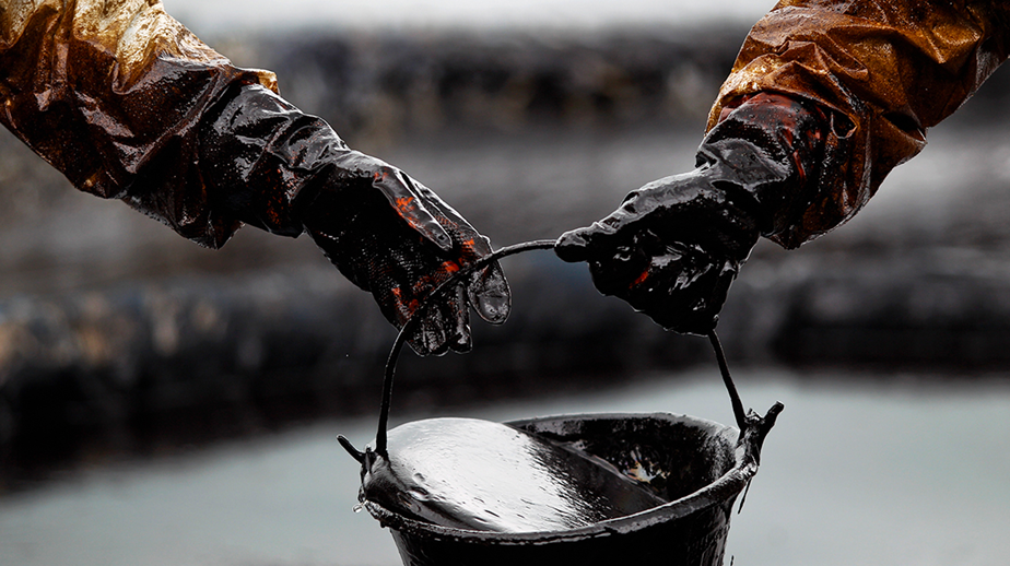 Цены на нефть снижаются на фоне увеличения запасов бензина в США