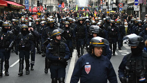 В Париже полиция пытается разогнать манифестантов