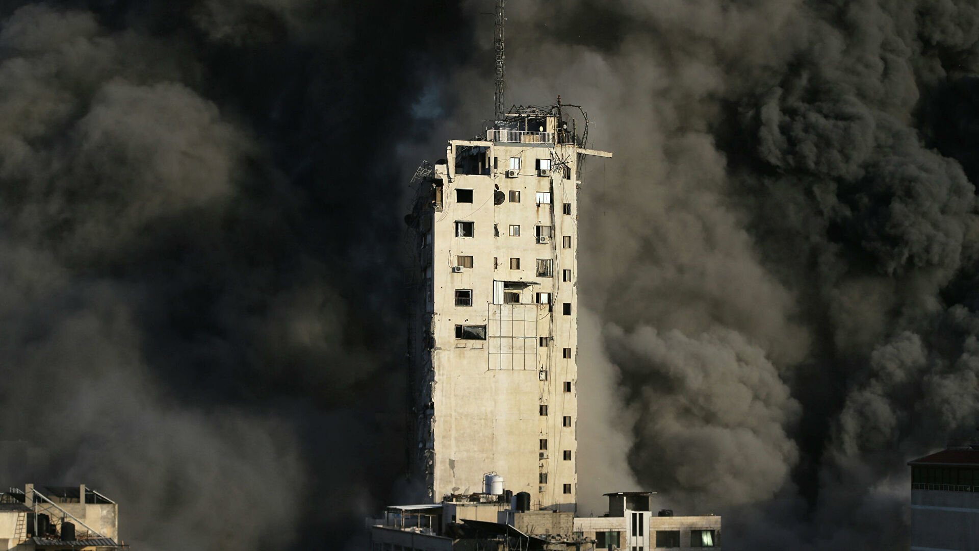 В результате авиаудара Израиля в Газе было разрушено многоэтажное здание