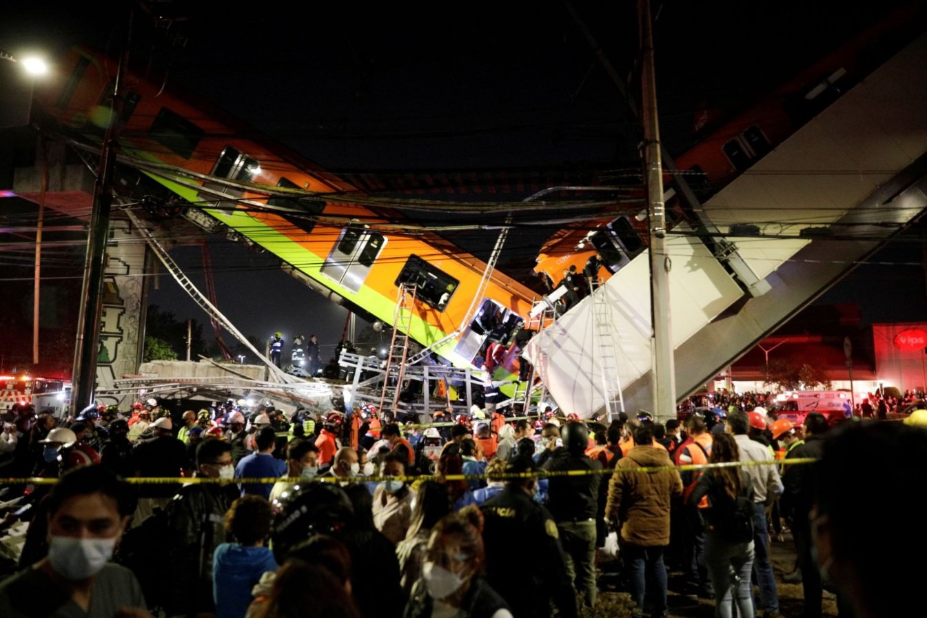 В Мехико разрушился мост метро: число жертв достигло 23 человек