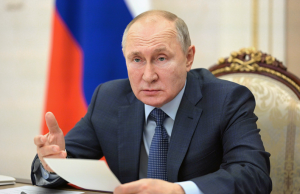 Путин поручил в августе выплатить по 10 тыс. рублей семьям с детьми от шести до 18 лет
