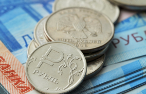 Рубль чуть укрепился к доллару и евро на старте торгов