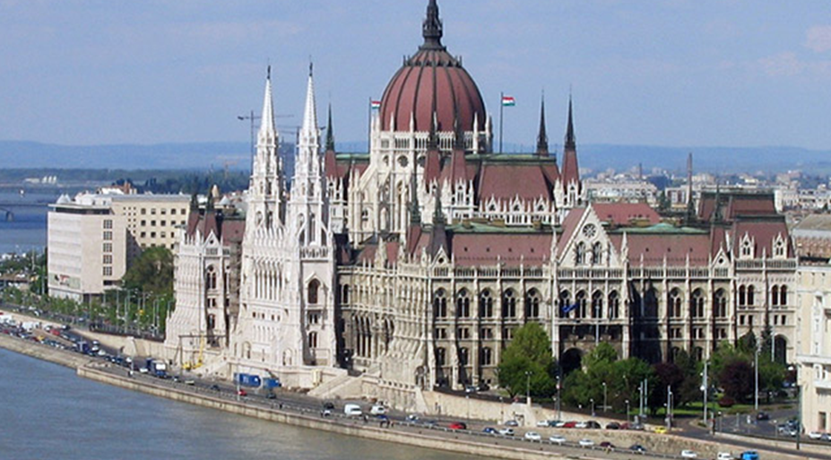 Власти Венгрии решили отменить комендантский час и ношение масок