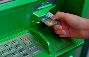 Мужчина в Москве загрузил в банкомат 1 млн рублей из «банка приколов» и обналичил деньги