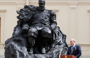 Путин принял участие в открытии памятника Александру III в Гатчине