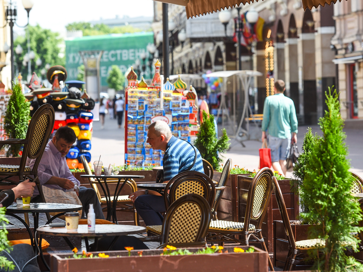 Собянин разрешил москвичам посещать летние площадки кафе без QR-кода