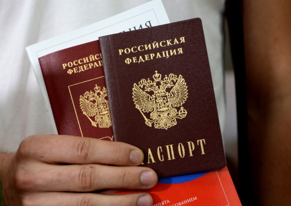 В паспортах россиян отменены штампы о браке и наличии детей