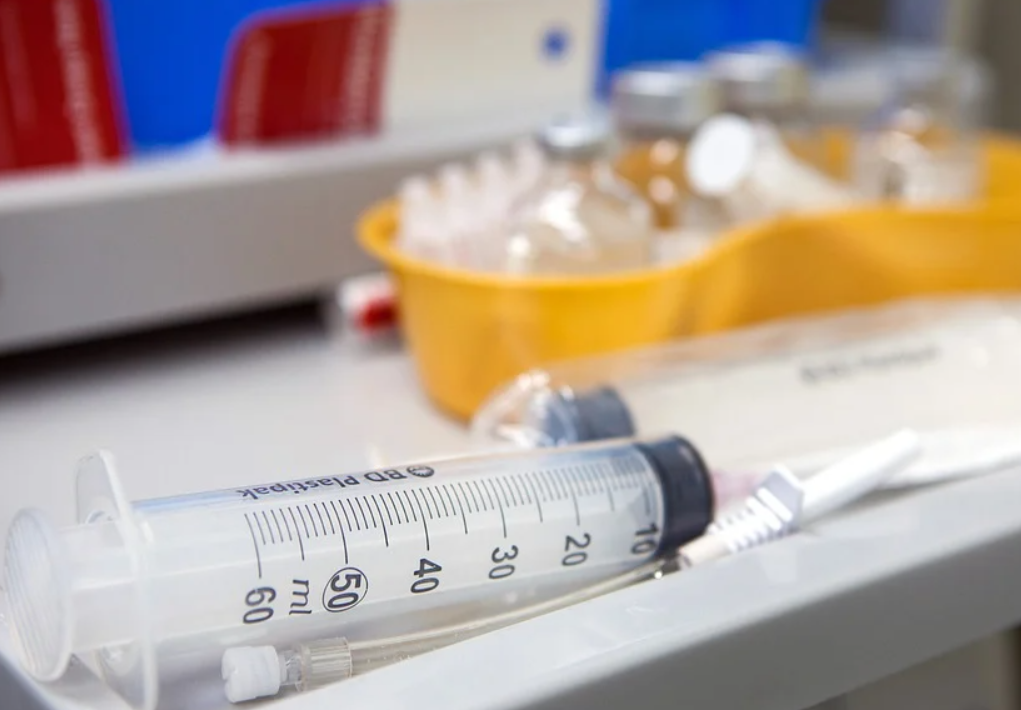 Большинство медиков Москвы сделали прививку от коронавируса