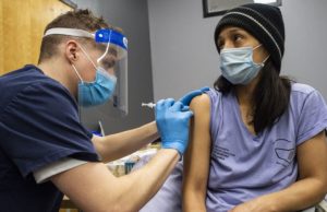 В США ввели обязательную вакцинацию для госслужащих