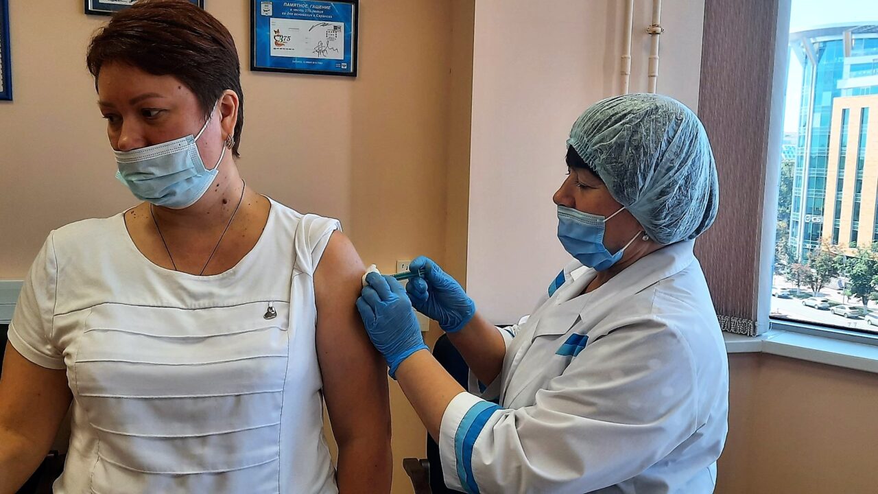 Волгоградские власти вслед за другими регионами ввели обязательную вакцинацию