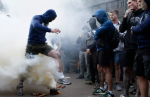 В Киеве митингующие националисты вступили в сильную потасовку с полицией