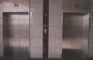 В лифтах Москвы начата установка эффективных обеззараживателей воздуха
