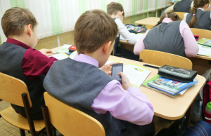 В Минпросвещения поступило предложение создать список смартфонов для школы