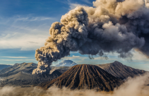 Курильский вулкан Эбеко выбросил столб пепла на высоту 3,7 км