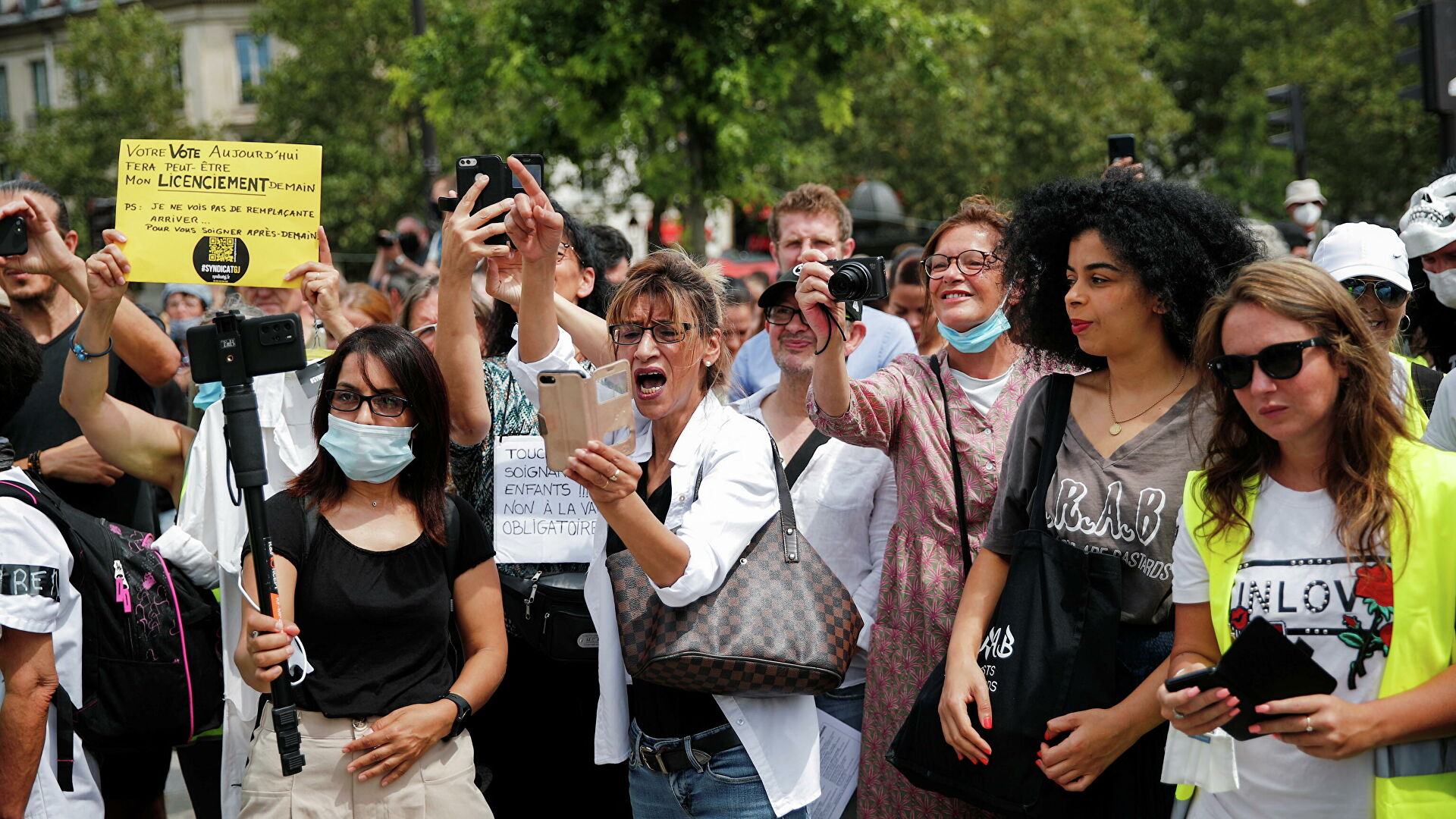Во Франции продолжаются протесты против ужесточения антикоронавирусных мер