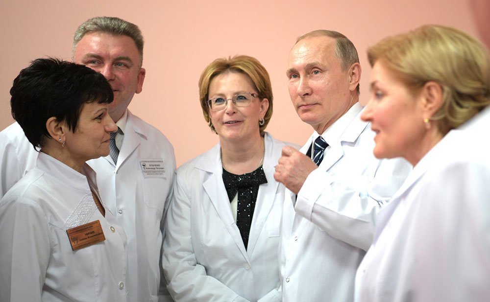 Президент Владимир Путин наградил медиков за борьбу с коронавирусом