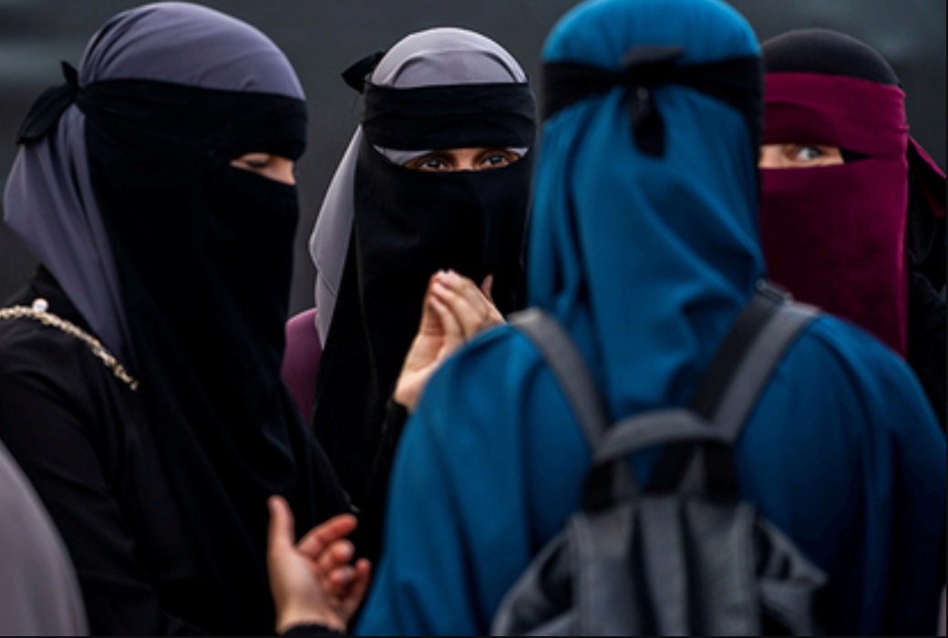 Талибы позволили девушкам получать высшее образование и обязали их носить никаб