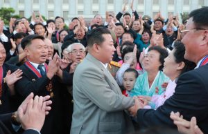 Ким Чен Ын посетил военный парад и удивил присутствующих внешним видом