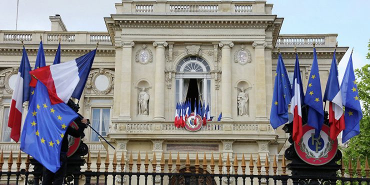 Вслед за отменой совместных мероприятий, Франция отозвала своих послов из Вашингтона и Канберры