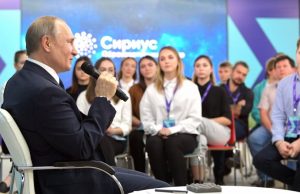 Путин призвал школьников соблюдать информационную гигиену