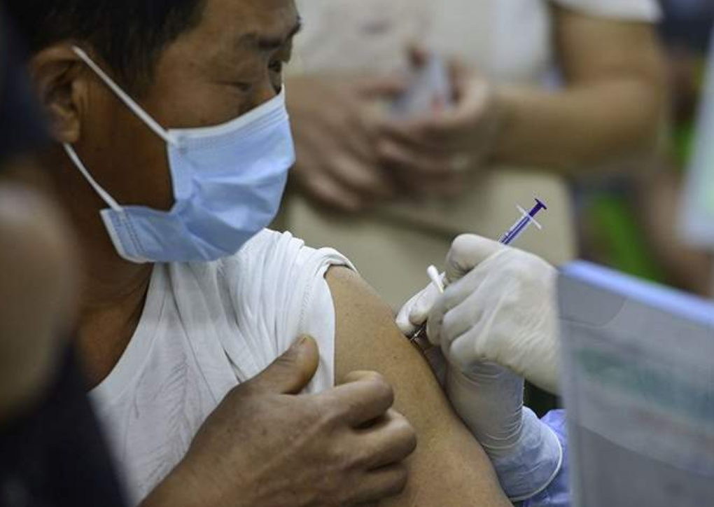 Инфекционист из Китая заявил, что вакцинация не спасет от массового распространения коронавируса