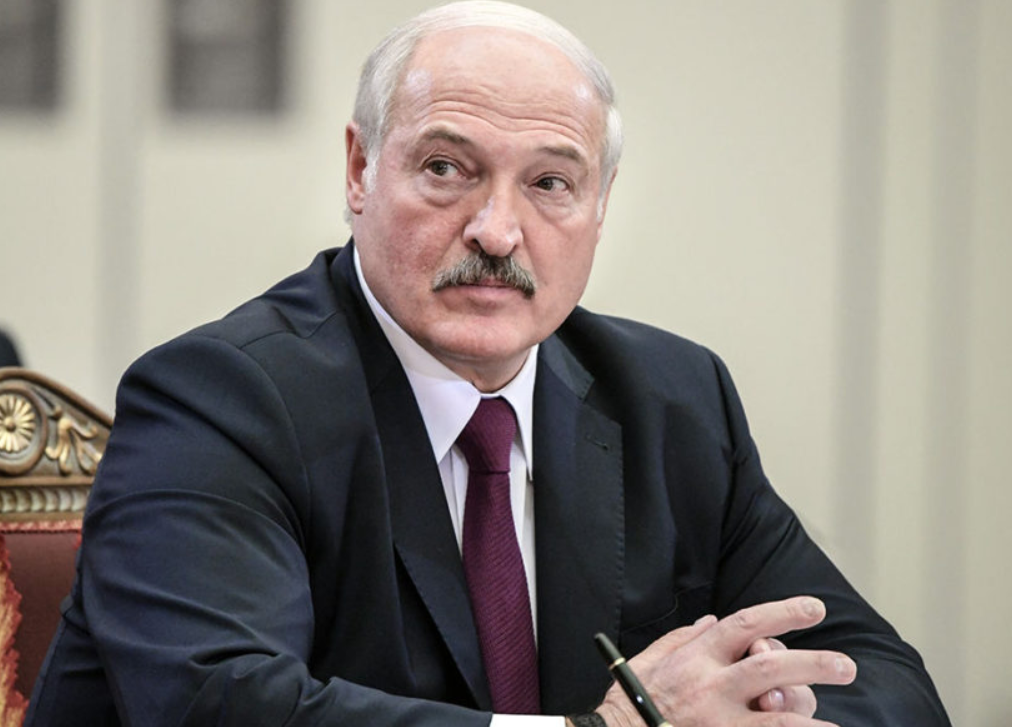 Лукашенко призвал ведомства не навязывать людям вакцинацию и бороться с «коронофейками»