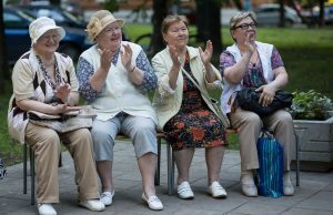 Пожилых россиян премируют за вакцинацию в Москве, а в Башкирии – непривитых отправят на самоизоляцию