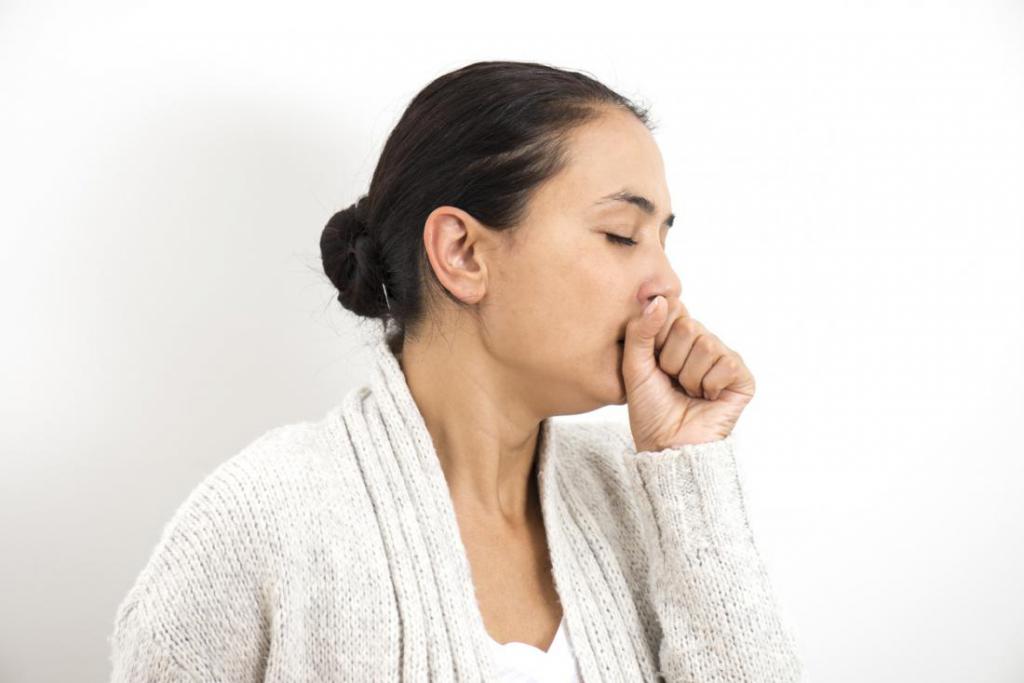 Сухой кашель является одним из часто встречающихся симптомов COVID-19 – врачи