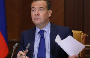 Медведев объяснил, почему можно ограничивать свободы граждан во время пандемии