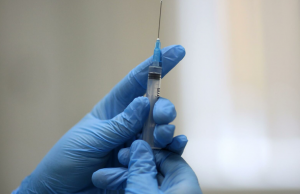В Германии полиция остановила незаконную вакцинацию от коронавируса самодельным препаратом