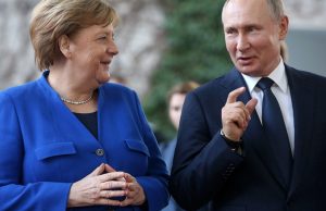 Меркель обратилась к Путину с просьбой повлиять на Лукашенко