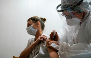 Вирусолог порекомендовал разрешить в России зарубежные вакцины