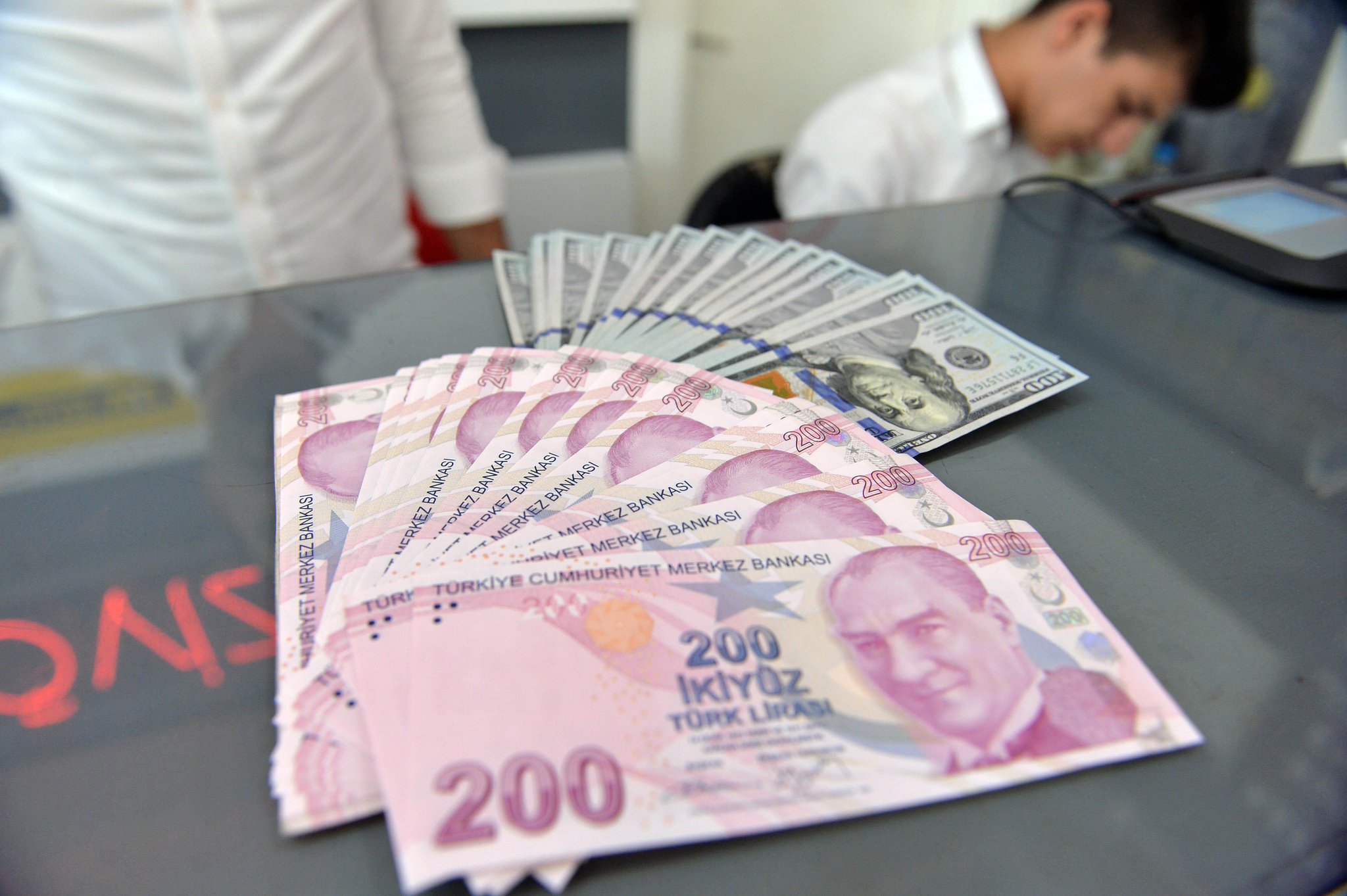 Турецкая лира продолжает падение, установив очередной исторический минимум