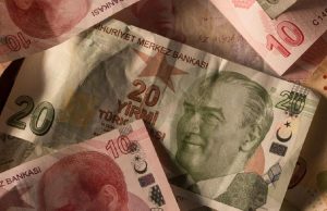 Турецкая национальная валюта рекордно обвалилась