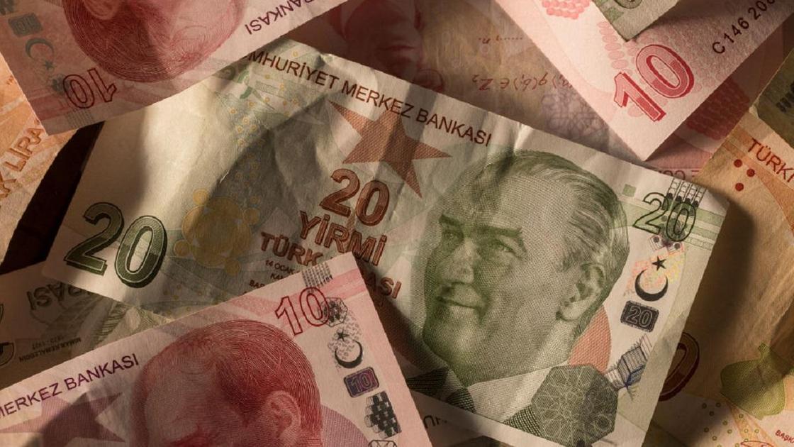 Турецкая национальная валюта рекордно обвалилась