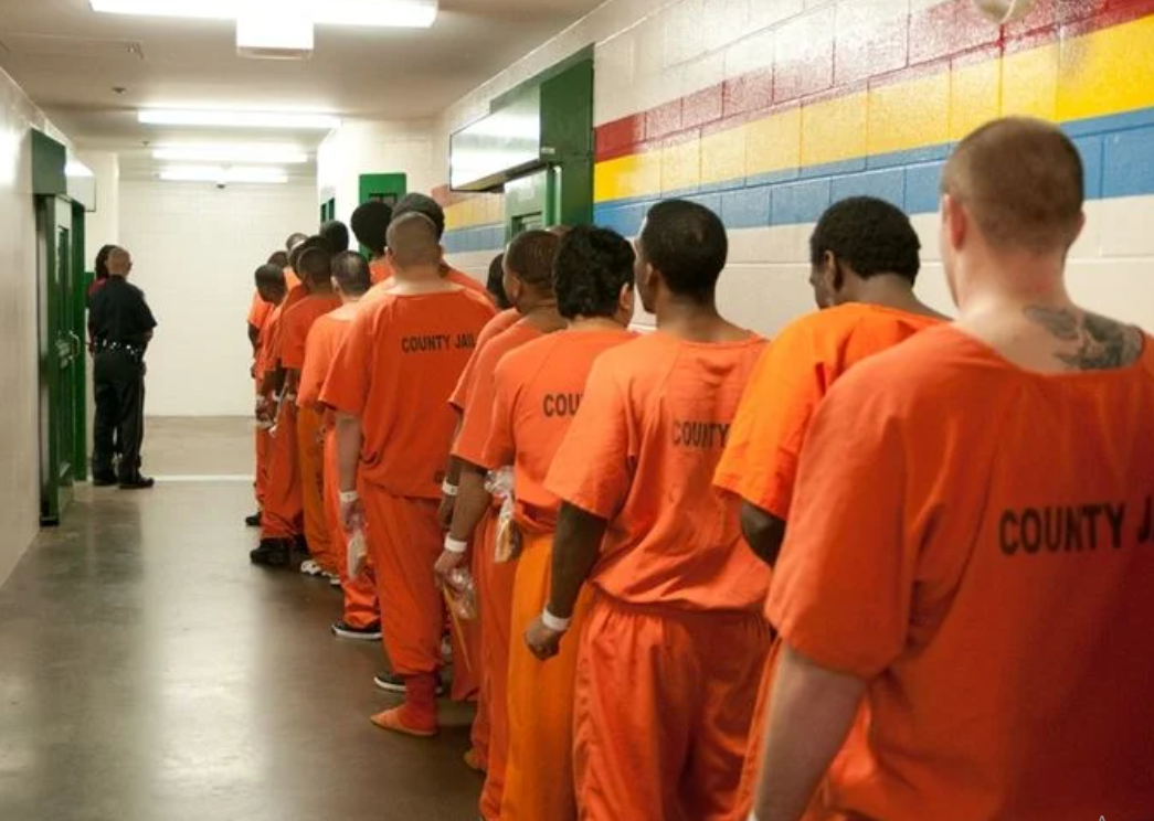 В США заключенные подали в суд на руководство тюрьмы за медицинские эксперименты с COVID-19