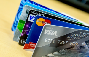 Экономист предупредил об исчезновении в ближайшие годы банковских пластиковых карточек