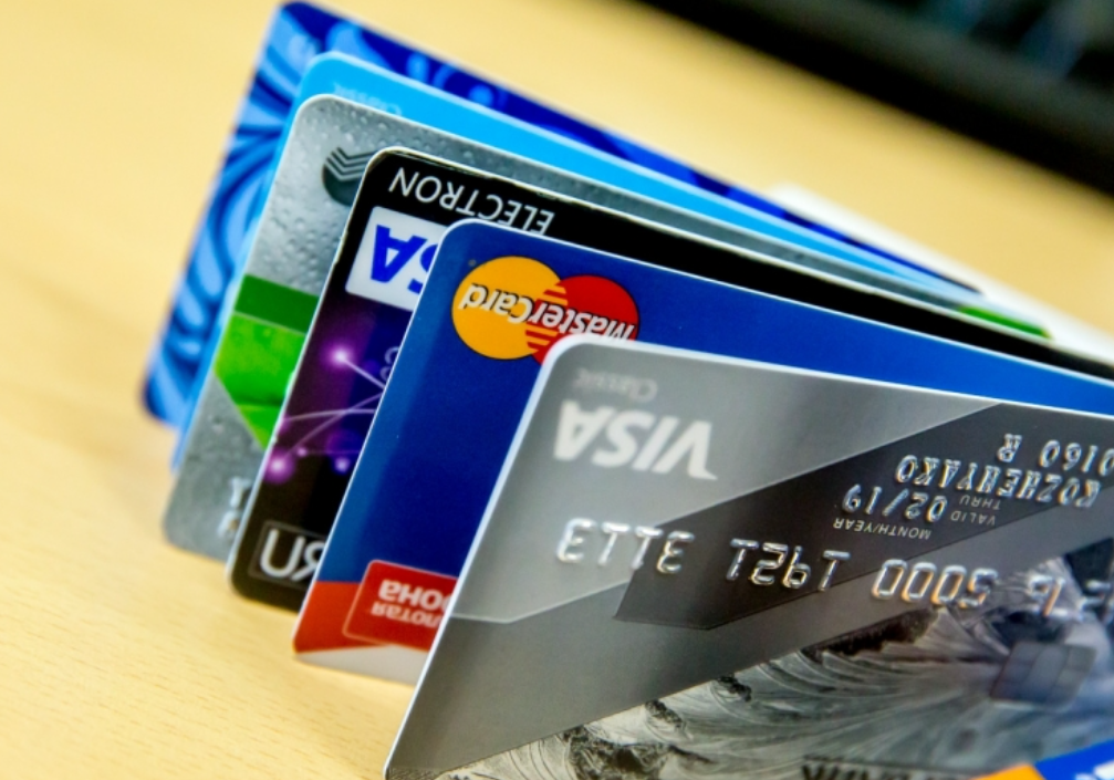 Экономист предупредил об исчезновении в ближайшие годы банковских пластиковых карточек