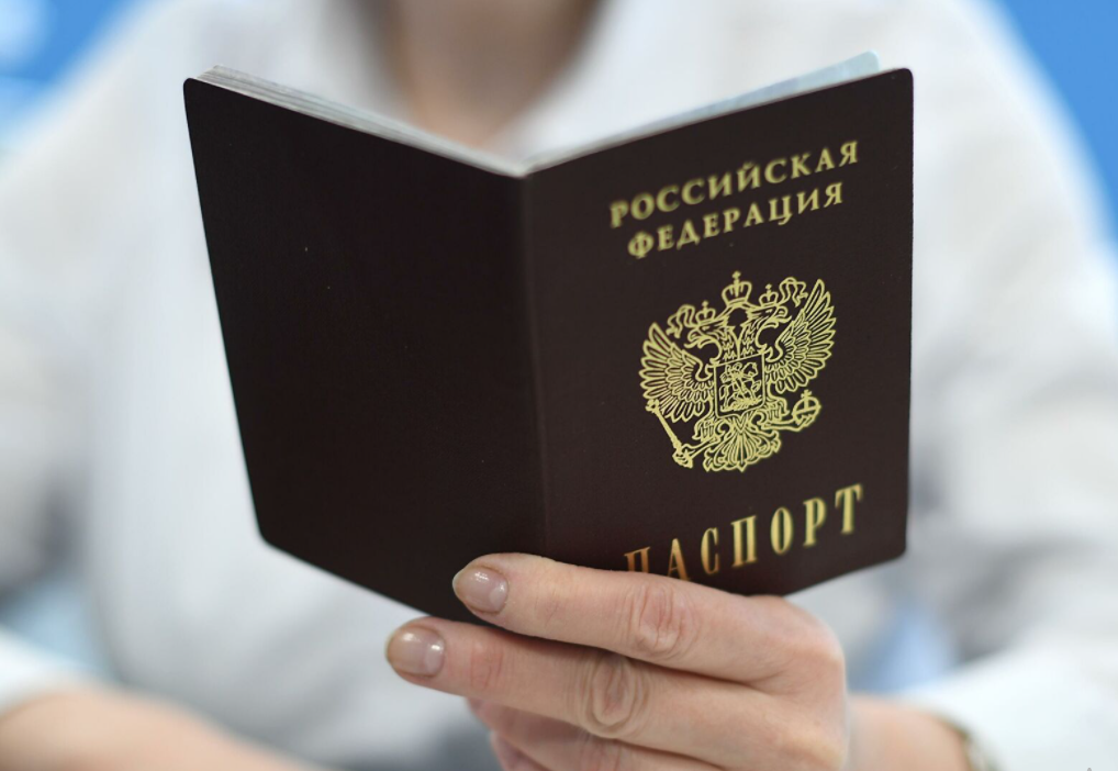 В МВД заявили о ликвидации бумажных паспортов россиян