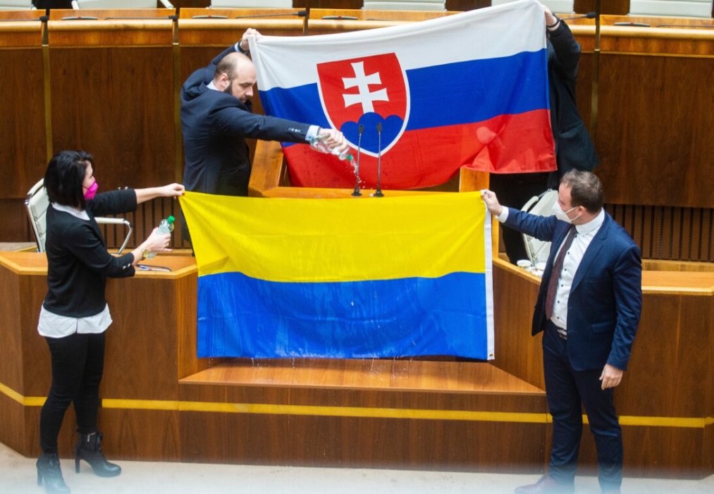 Депутаты Словакии публично осквернили на заседании флаг Украины