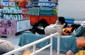 В Китае инфицированных COVID-19 заперли в супермаркете