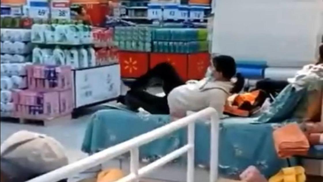 В Китае инфицированных COVID-19 заперли в супермаркете