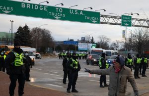 Канадская полиция начала задерживать протестующих, заблокировавших мост